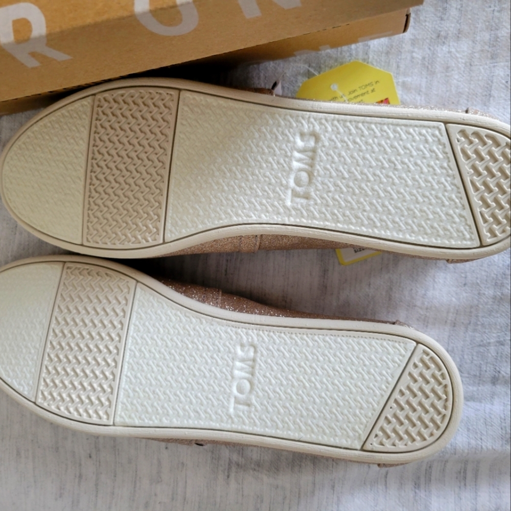 NWT Womens Gold Glitter Size 9 Flats